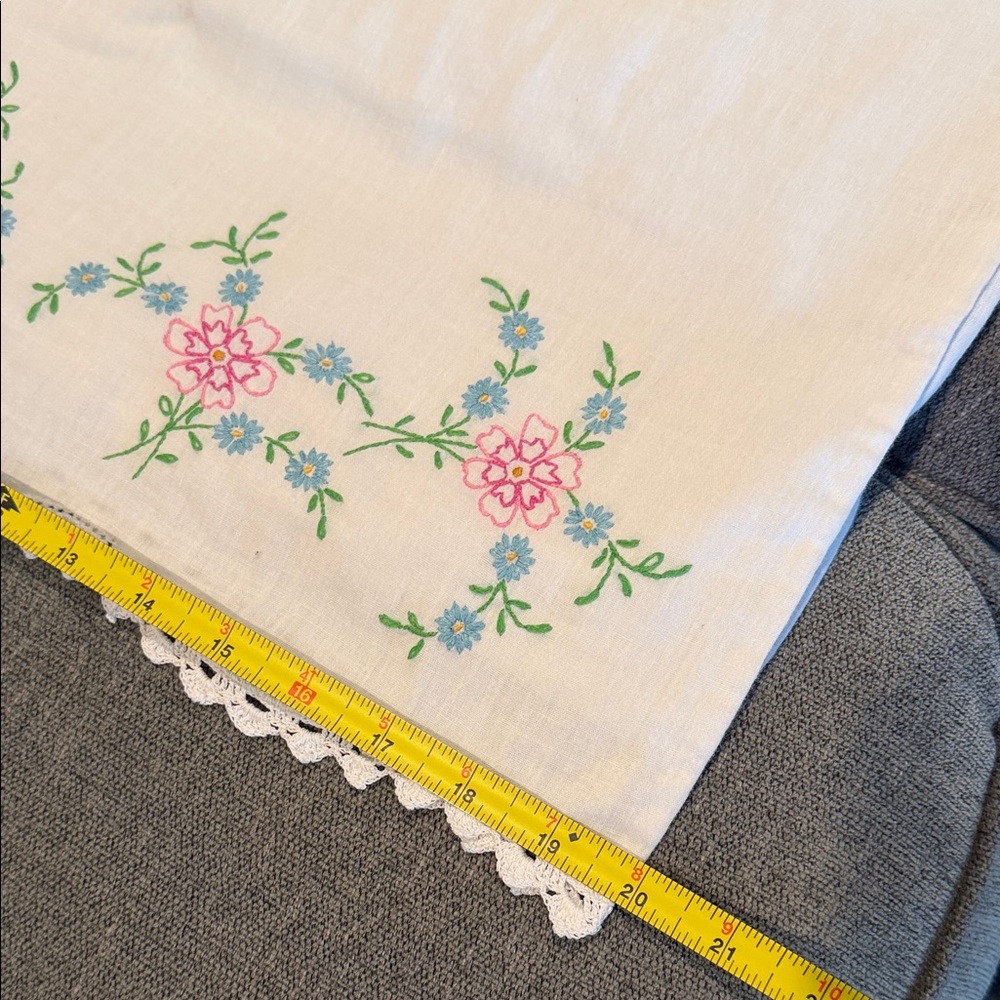 Set of Vintage Homemade Embroidered Floral Pillowcases - Picture 8 of 8